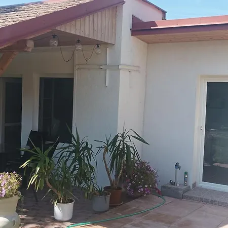 Tulipan Vendeghaz Apartmán *